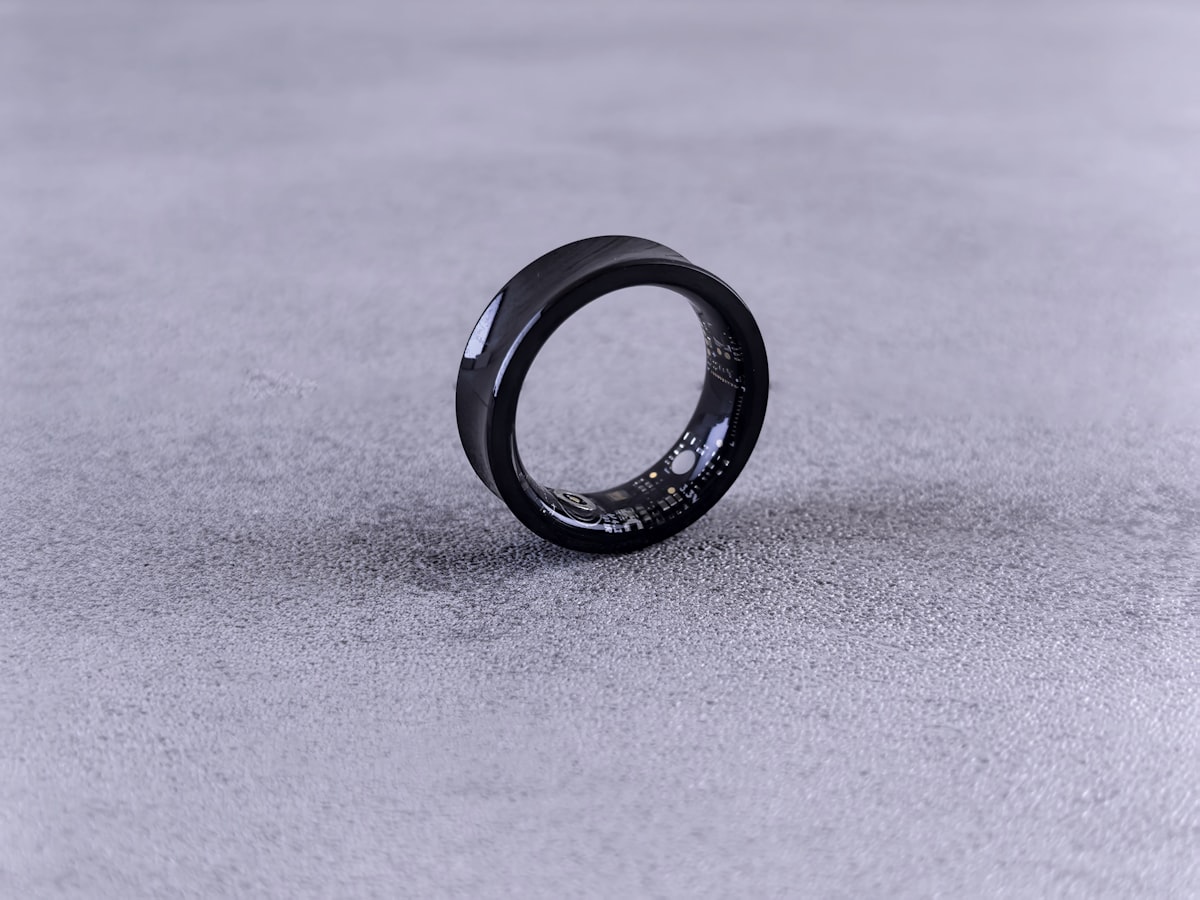 Black smart ring wearable device, similar to Apple's rumored smart ring