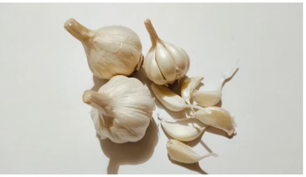 Whole garlic bulbs and cloves, the ingredient behind the recalled Heavenly Spices garlic powder
