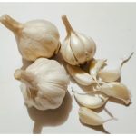 Whole garlic bulbs and cloves, the ingredient behind the recalled Heavenly Spices garlic powder